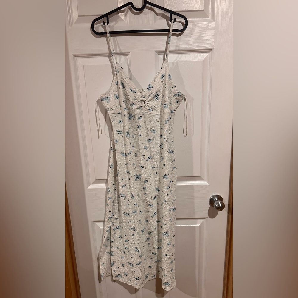 💚 NOBO White and Blue Floral Midi Dress